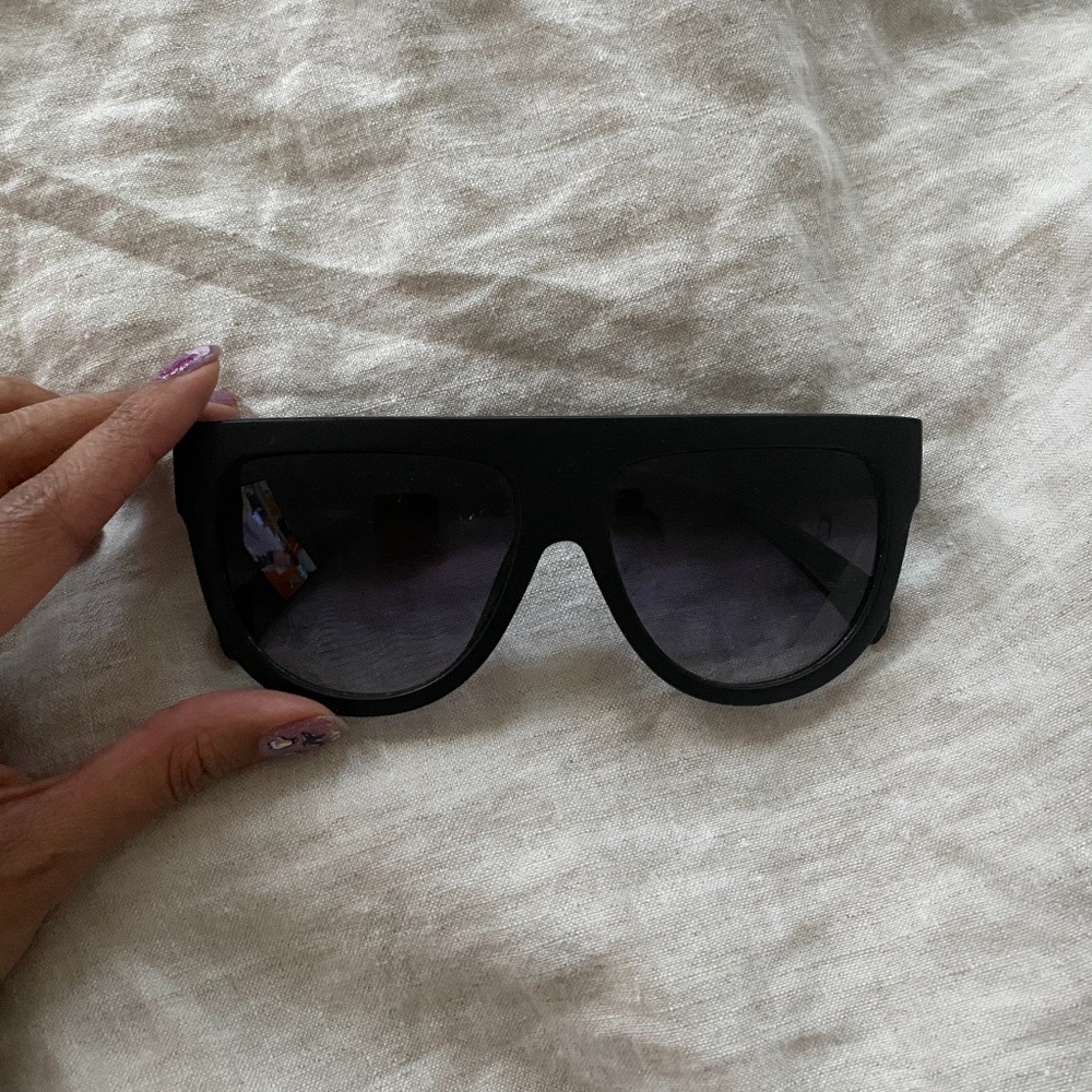 Thick Frame Straight Sunglasses in Black